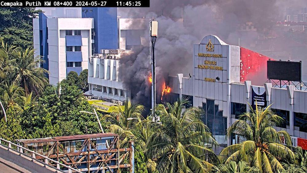 Kampus F Trisakti Cempaka Putih Kebakaran, Tersambar Mobil Terbakar