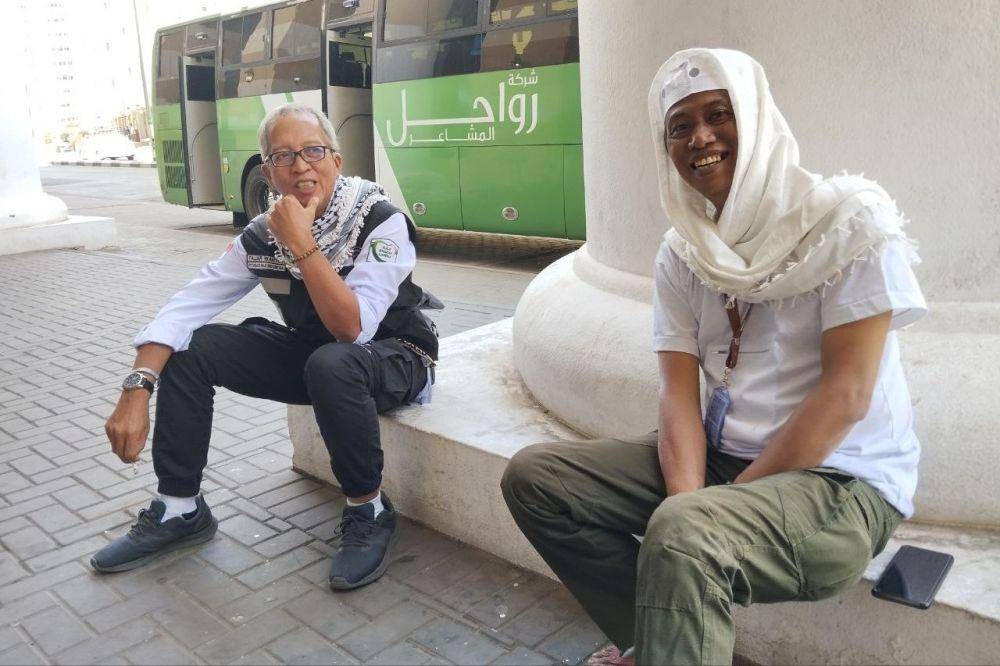 Ali Topan (kanan) Disc Jokey yang naik haji saat ditemui Media Center Haji. (dok. MCH)