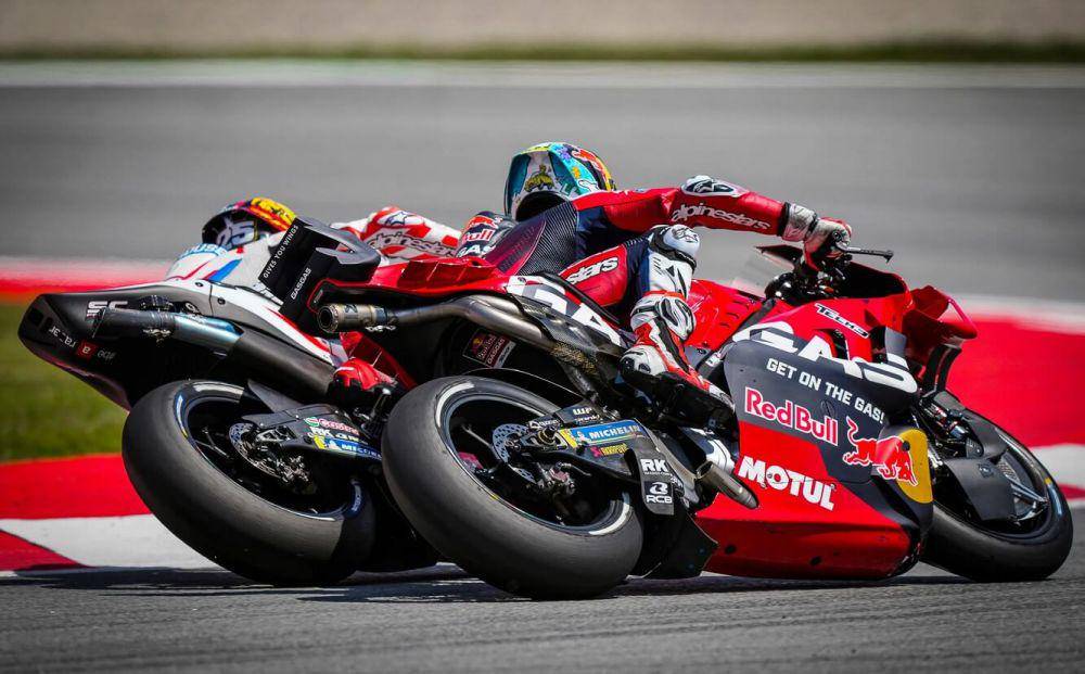 potret duel antara Raul Fernandez dan Pedro Acosta (motogp.com)