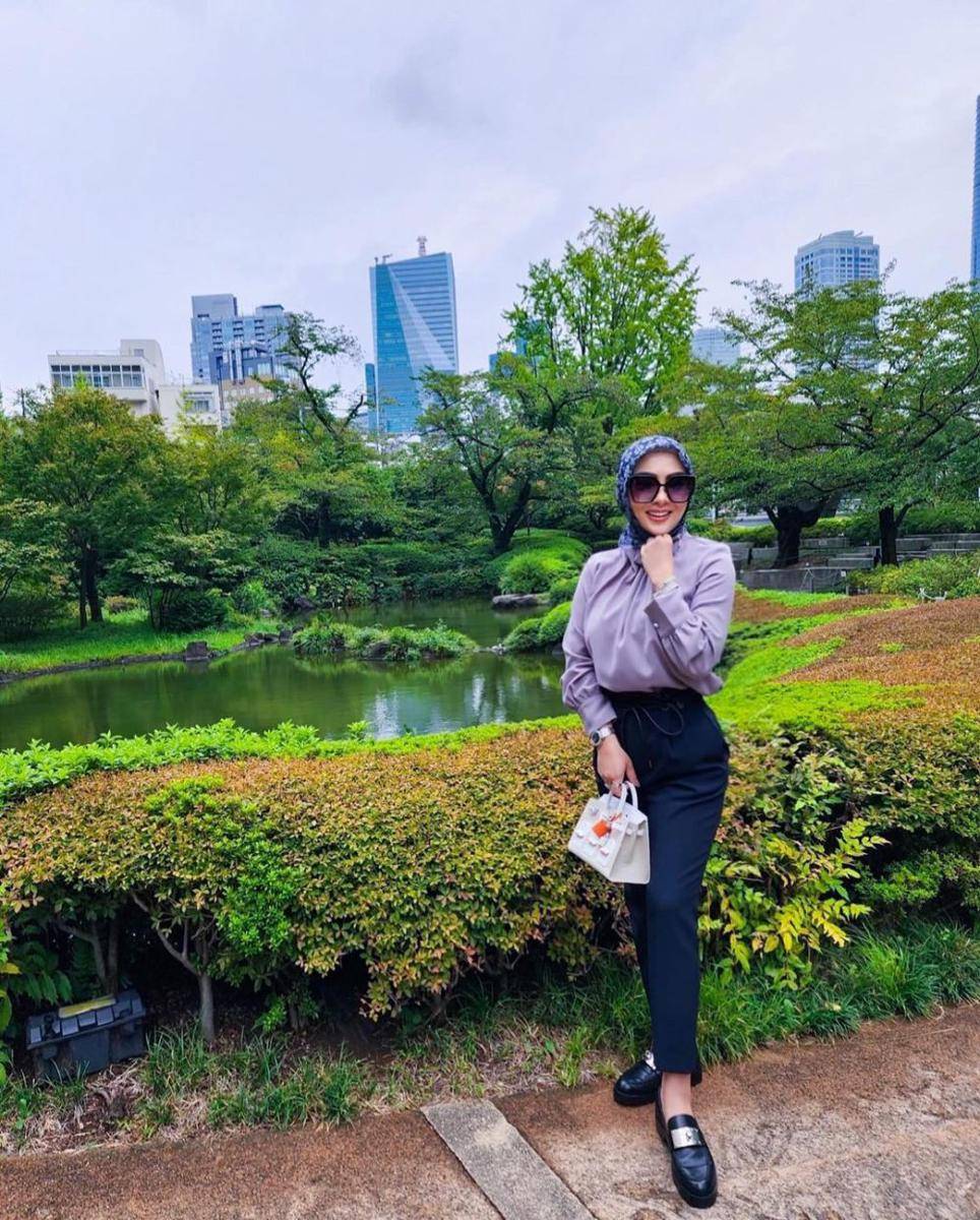 OOTD blouse untuk kerja (instagram.com/princessyahrini)