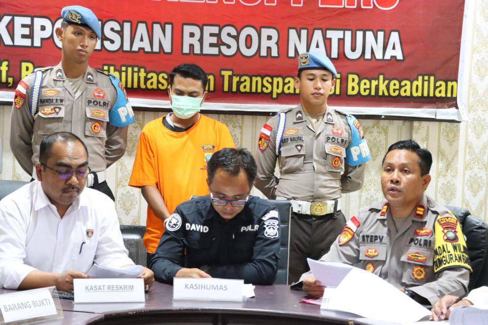 Kapolsek Bunguran Barat, Iptu Stepvanus Arperd Rikumahu (Kanan) (Dokumentasi Polsek Bunguran Barat)