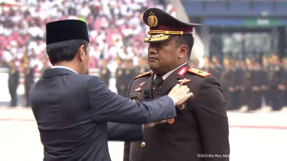 Brigjen Adi Vivid Agustiadi Bachtiar ketika menerima tanda kehormatan Bintang Bhayangkara Nararya dari Presiden Joko "Jokowi" Widodo. (diskominfo.indramayukab.go.id)