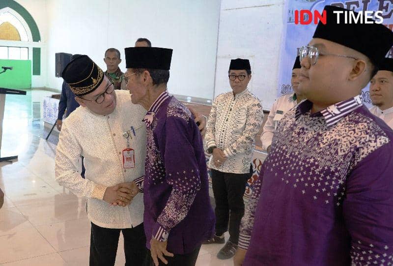 Pj Bupati PPU, Makmur Marbun menyalami Calhaj tahun 2024 tertua berusia 81 tahun (IDN Times/Ervan)