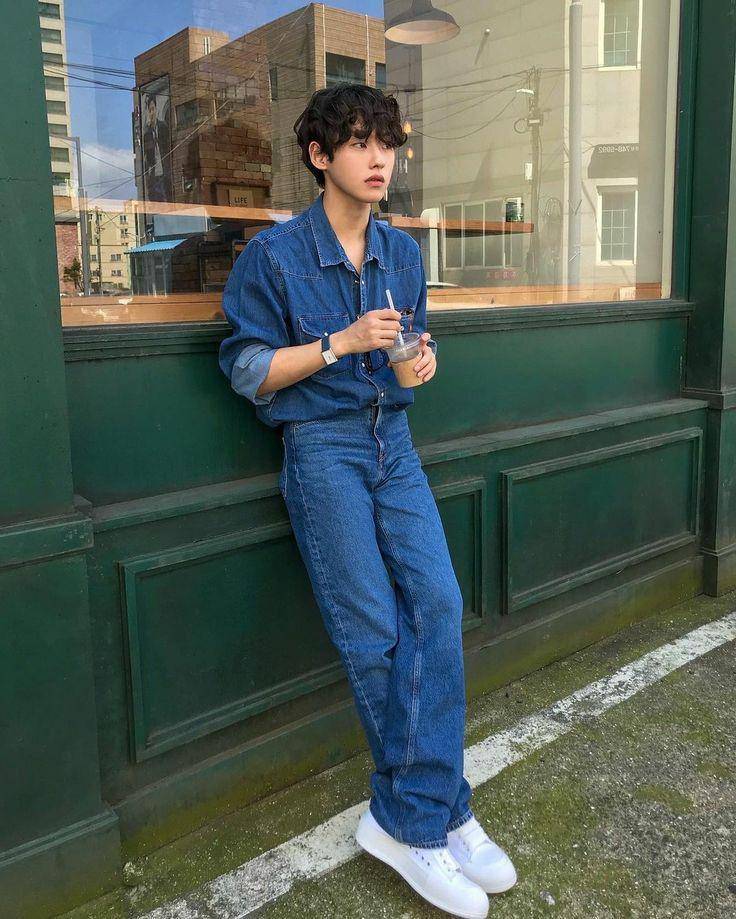 Taek. Kim Tae Gyun dengan outfit denim-on-denim (Pinterest/Instagram @clorlk)