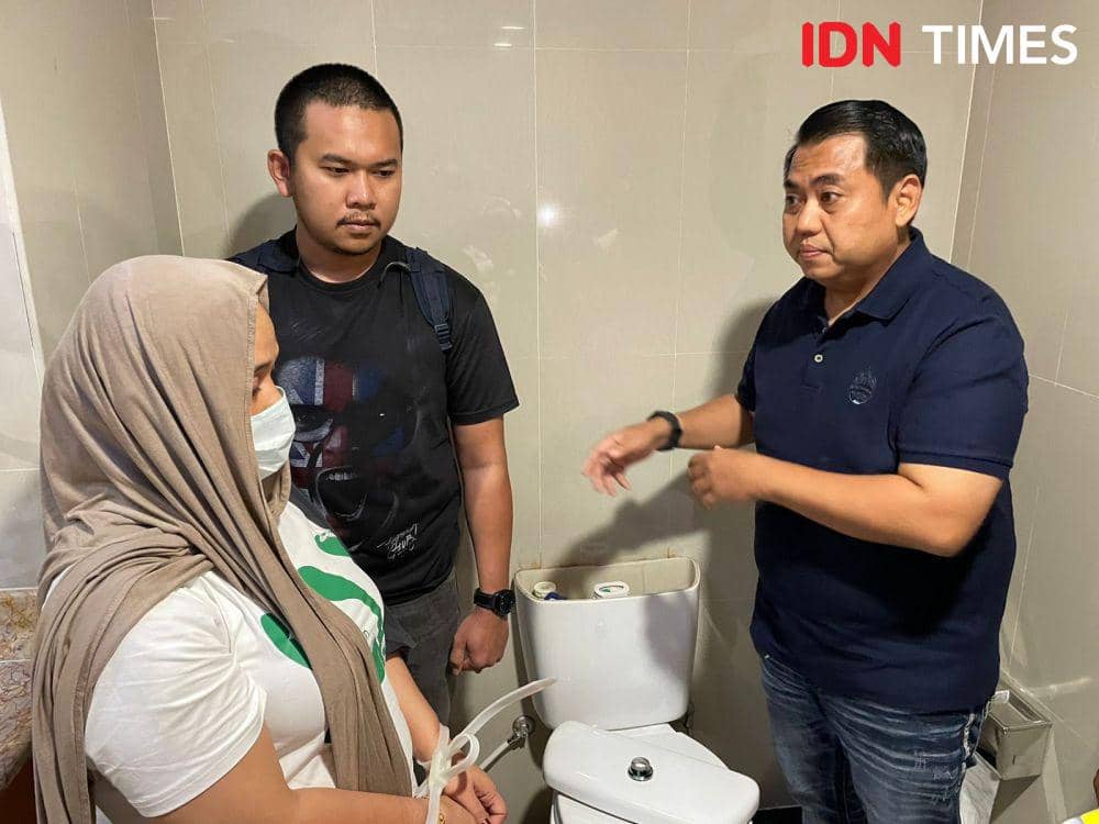 Pelaku FM saat menunjukan lokasi penyimpanan sabu miliknya (IDN Times/Putra Gema Pamungkas)