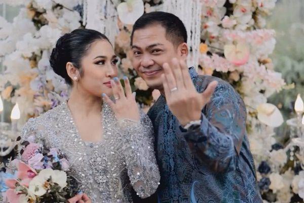 7 Potret Syahdu Lamaran Ade Govinda dan Kekasihnya