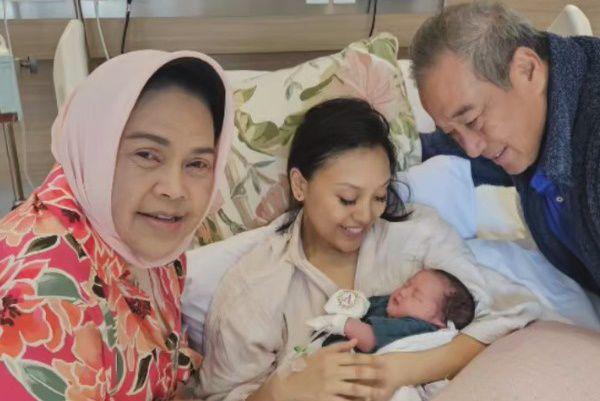 7 Potret Afifah Yusuf, Putri Hetty Koes Endang, Melahirkan Anak Ke-2