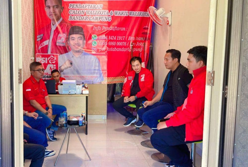 Desk Pilkada 2024 PSI Bandar Lampung menyerah formulir pendaftaran dan penjaringan kepala daerah ke Ketua KNPI Lampung Iqbal Ardiansyah. (DOK. PSI Bandar Lampung).