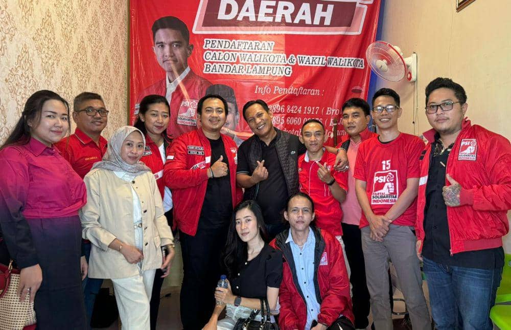 Desk Pilkada 2024 PSI Bandar Lampung menyerah formulir pendaftaran dan penjaringan kepala daerah ke Ketua KNPI Lampung Iqbal Ardiansyah. (DOK. PSI Bandar Lampung).