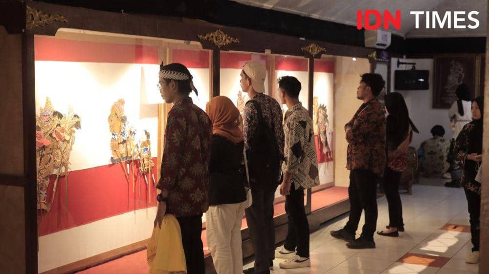 Para mahasiswa pmm 4 ketika menilik koleksi wayang banyumas kota lama.(IDN Times/ Dok. Erlina)