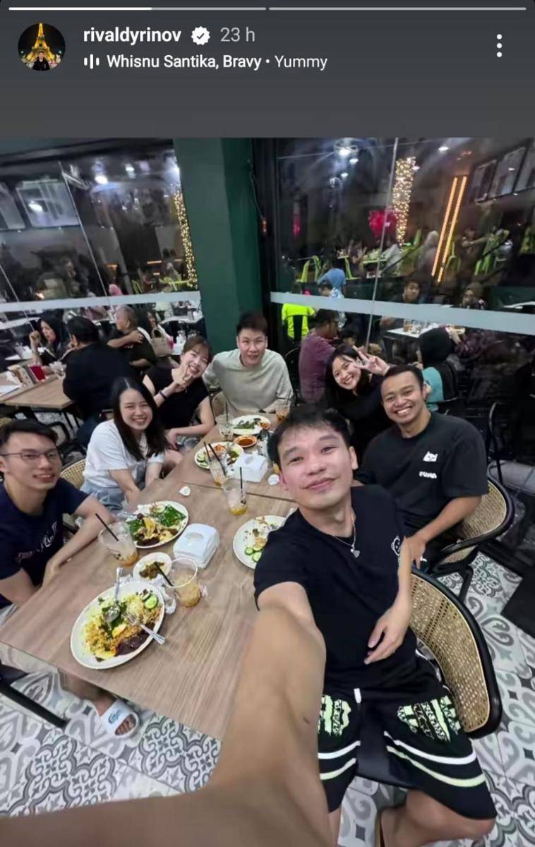 Rinov Rivaldy, Pitha Haningtyas Mentari dan Rehan Naufal Kusharjanto makan bersama ganda campuran Malaysia, Goh Soon Huat/Lai Shevon Jemie (Instagram.com/rivaldyrinov)