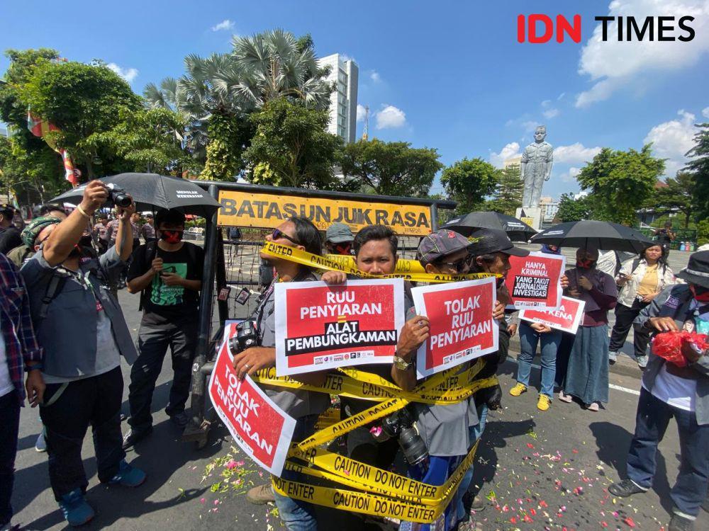 Jurnalis Surabaya Gelar Aksi Teatrikal Tolak RUU Penyiaran