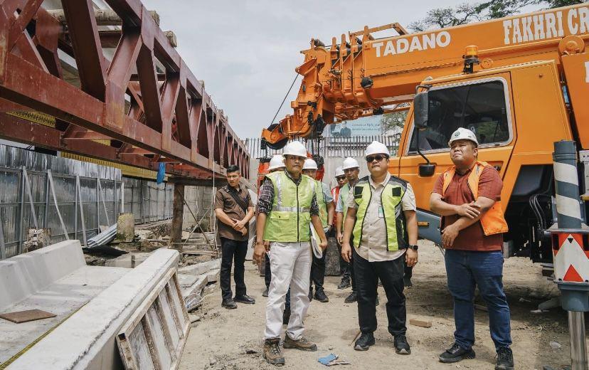 Pj Sekda Kota Medan Topan Obaja Putra Ginting saat meninjau overpass (Dok. Diskominfo Medan)