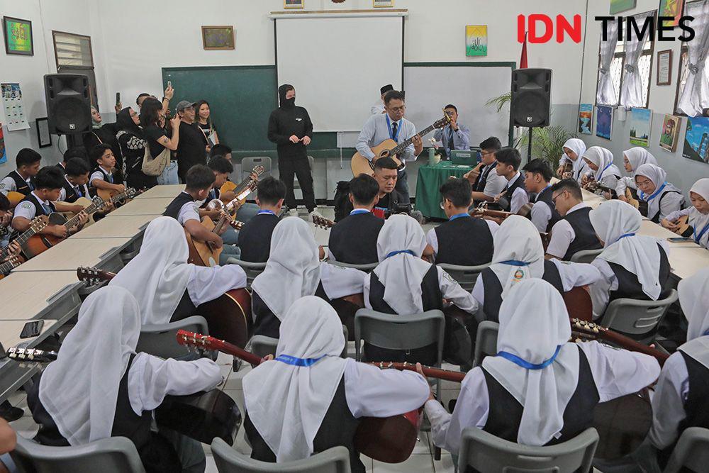 Pak Guru Tri Terharu Dikunjungi Alan Walker saat Mengajar Musik