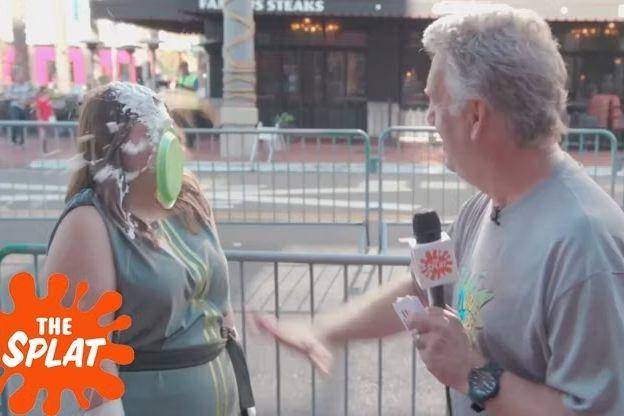 Marc Summers melemparkan kue ke wajah perempuan dalam acara Double Dare. (youtube.com/Nickelodeon)