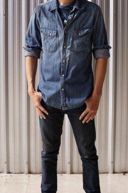 ilustrasi pria mengenakan baju denim dan celana hitam (Freepik.com/EyeEm)