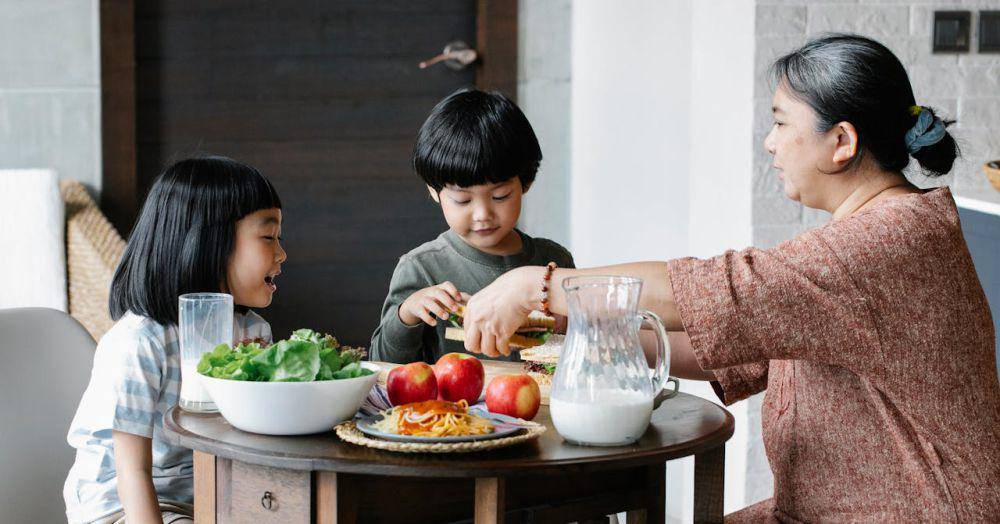 ilustrasi anak makan buah dan sayur (pexels.com/Alex Green)