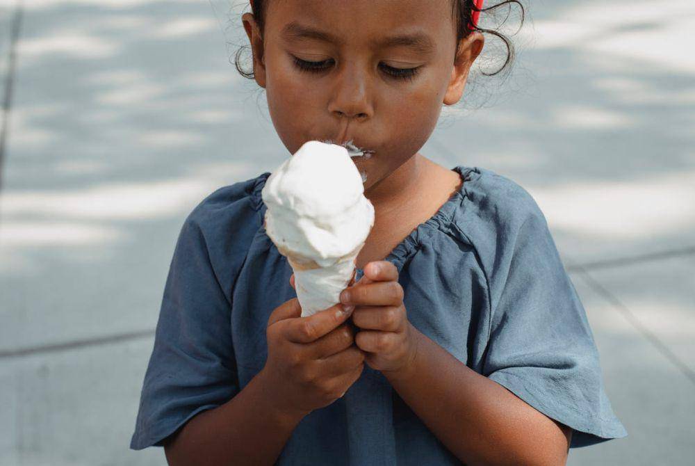 ilustrasi anak makan es krim (pexels.com/Kamaji Ogino)