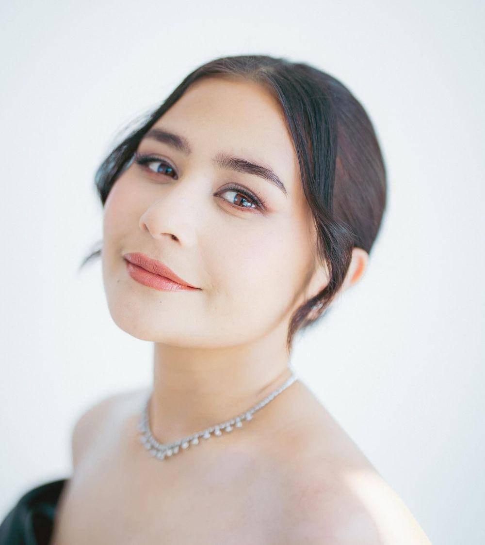 warna softlens untuk mata cokelat (instagram.com/prillylatuconsina96)