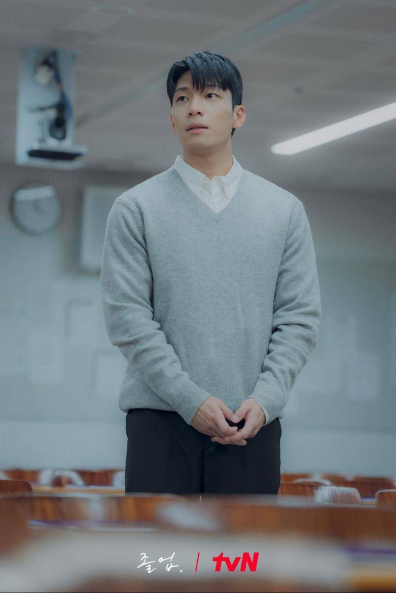 Wi Ha Joon di The Midnight Romance in Hagwon (twitter.com/cjndrama)