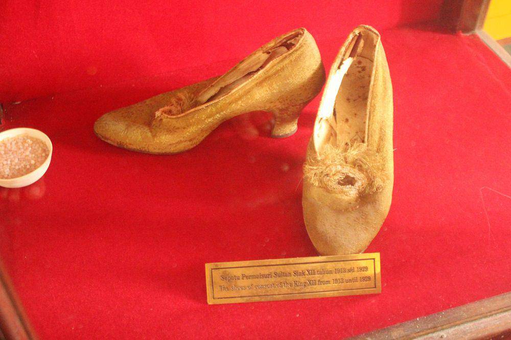 Sepatu Permaisuri Kesultanan Siak (sigaya.siakkab.go.id)