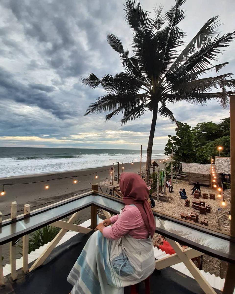 Fasilitas di Pantai Pamayangsari, Tasikmalaya (instagram.com/tinaaamta)