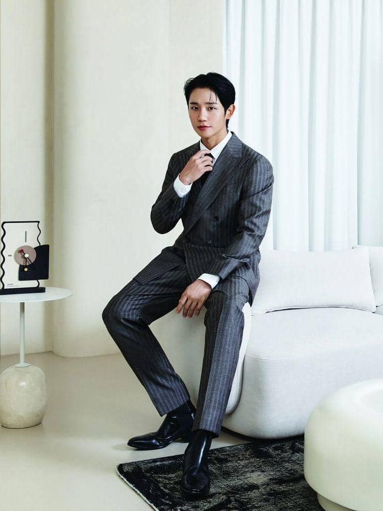 potret Jung Hae In (instagram.com/holyhaein)