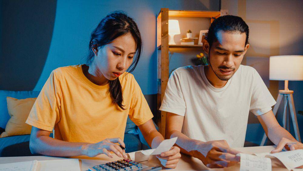 ilustrasi seseorang membahas finansial keluarga (freepik.com/tirachardz)