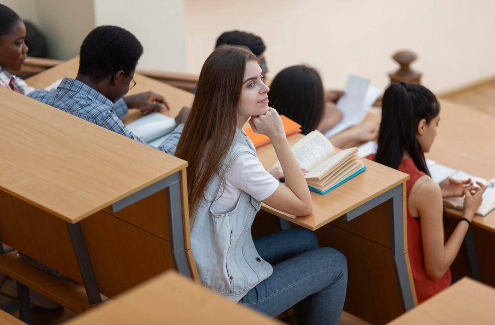 ilustrasi mahasiswa sedang di kelas freepik.com/freepik)