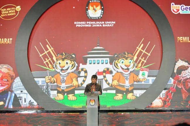 Penjabat Gubernur Jawa Barat (Jabar) Bey Machmudin resmi meluncurkan Pemilihan Gubernur dan Wakil Gubernur Jawa Barat Tahun 2024 di Sasana Budaya Ganesha Bandung, Senin (27/5/2024) malam. (dok. Humas Pemdaprov Jabar)