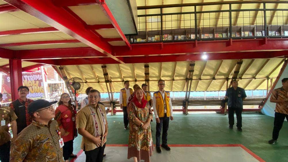 Wali Kota Semarang, Hevearita Gunaryanti Rahayu menerima penyerahan secara simbolis Rumah Apung Tambaklorok dari Kementerian Pekerjaan Umum dan Perumahan Rakyat (KemenPUPR), Selasa (28/5/2024). (dok. KemenPUPR)