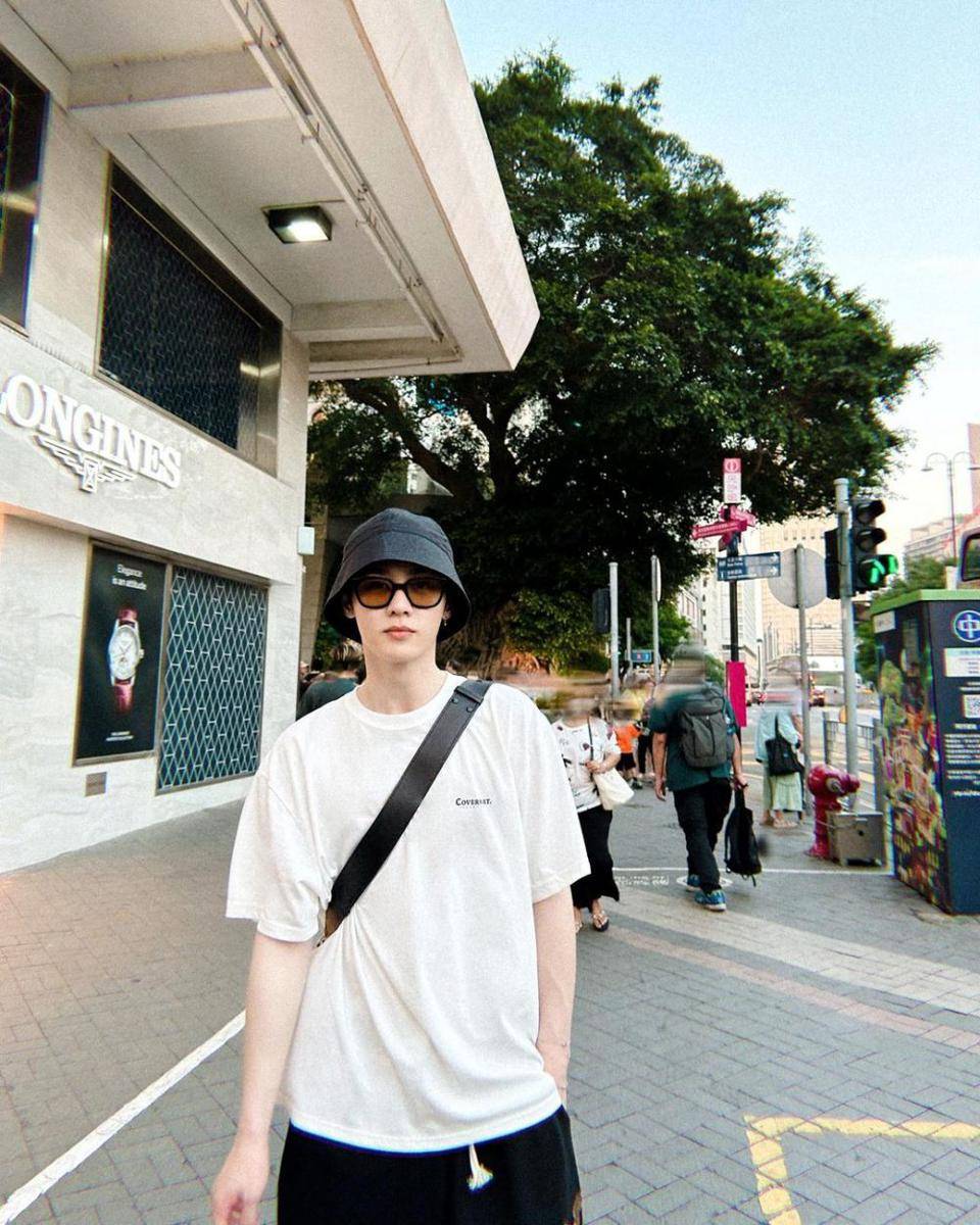ide OOTD ke pantai untuk pria ala member WayV (instagram.com/kun11xd)