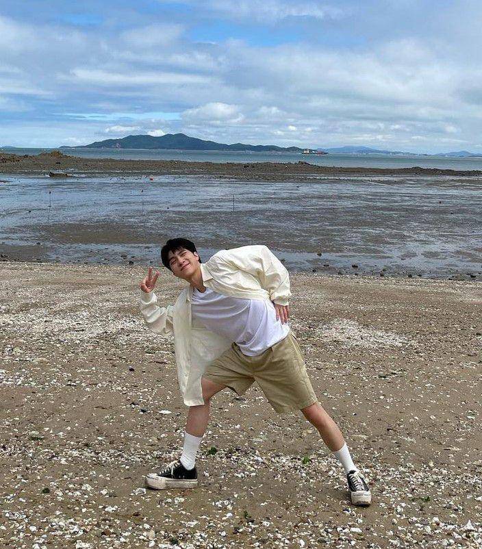 ide OOTD ke pantai untuk pria ala member WayV (instagram.com/i_m_hendery)