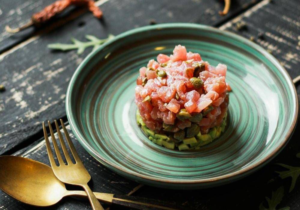 ilustrasi salmon tartar (pexels.com/Vladimir Gladkov)