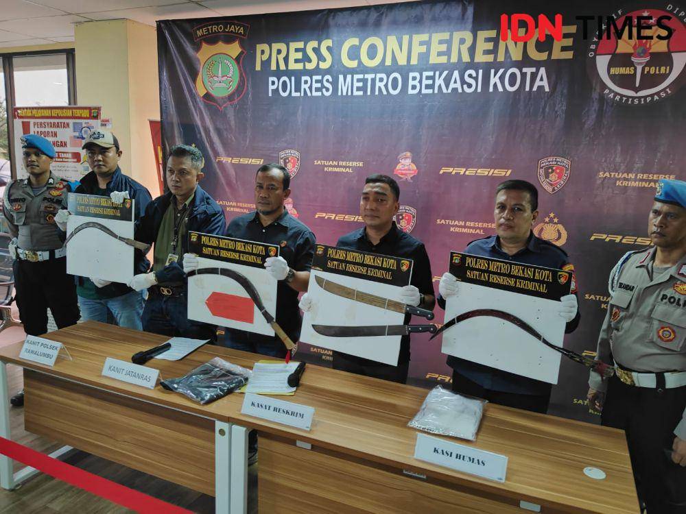 Barang bukti senjata tajam yang digunakan untuk tawuran. (IDN Times/Imam Faishal)