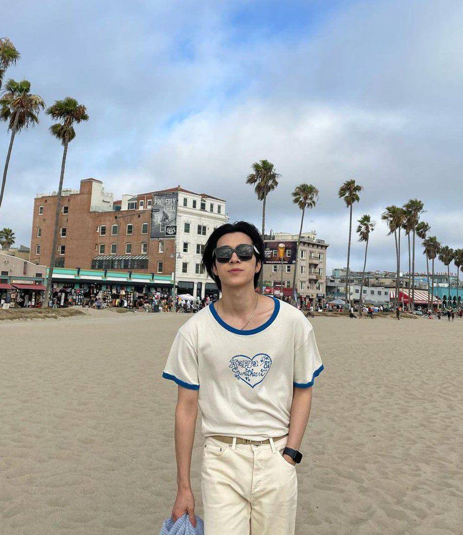 ide OOTD ke pantai untuk pria ala member WayV (instagram.com/i_m_hendery)
