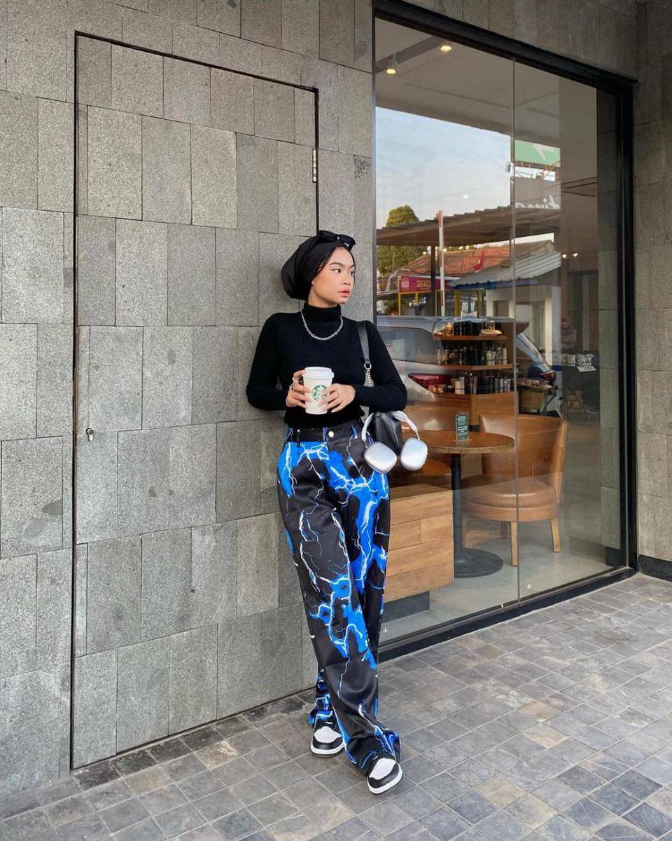 inspirasi style y2k hijab ala Nola Clara (instagram.com/nolaclr.a)