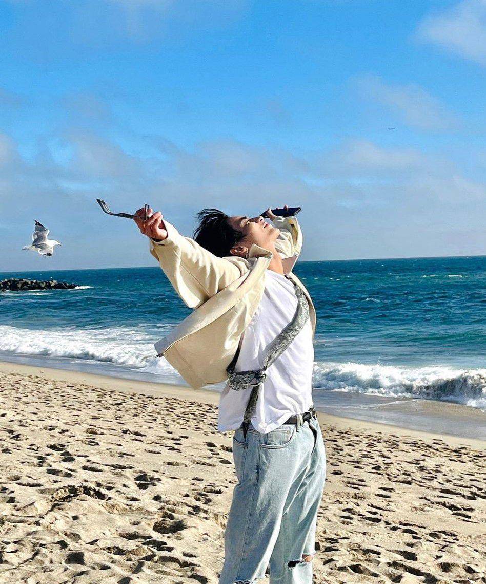 ide OOTD ke pantai untuk pria ala member WayV (instagram.com/djxiao_888)