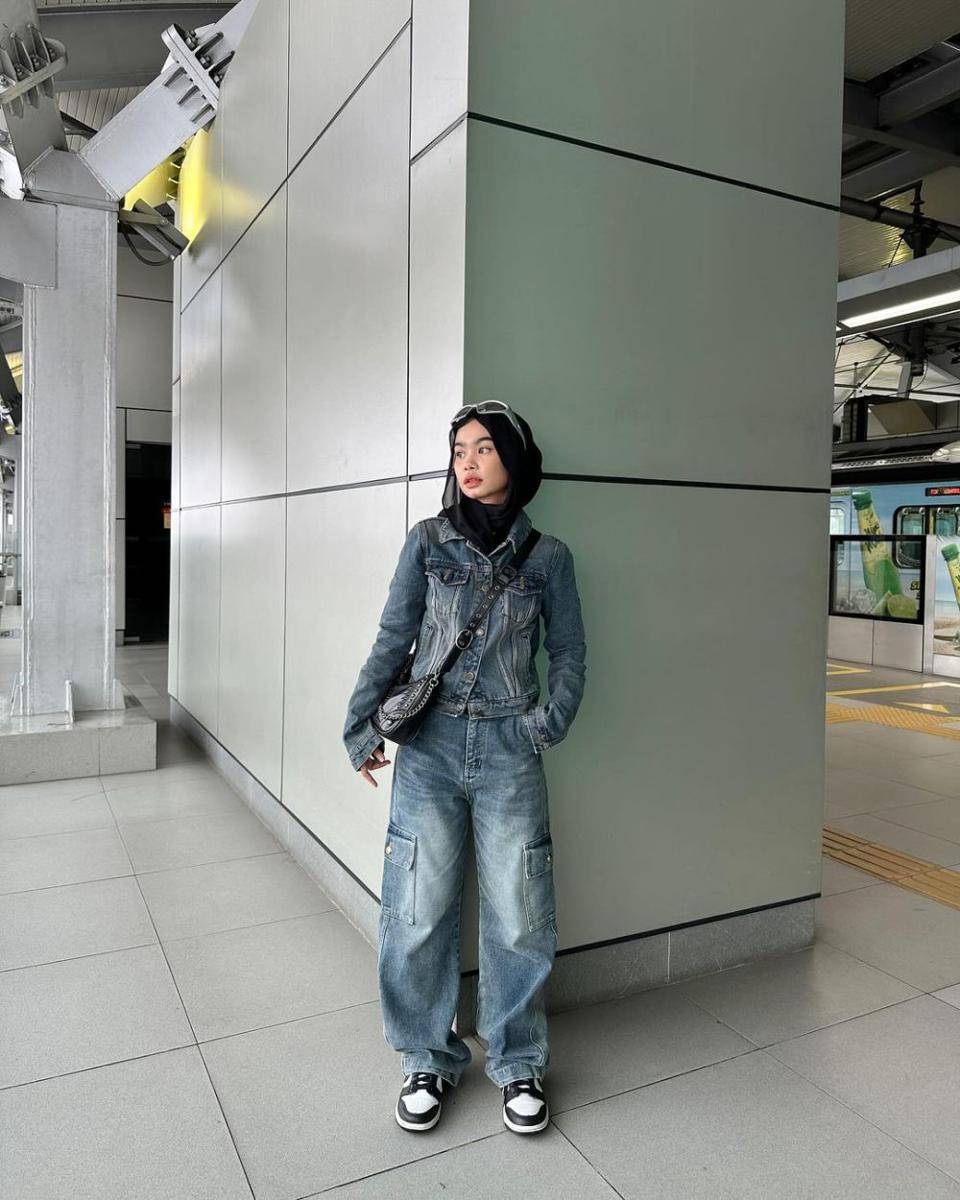 inspirasi style y2k hijab ala Nola Clara (instagram.com/nolaclr.a)