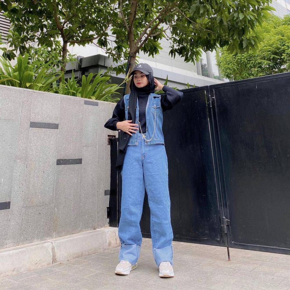 inspirasi style y2k hijab ala Nola Clara (instagram.com/nolaclr.a)