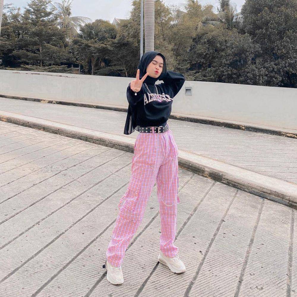 inspirasi style y2k hijab ala Nola Clara (instagram.com/nolaclr.a)