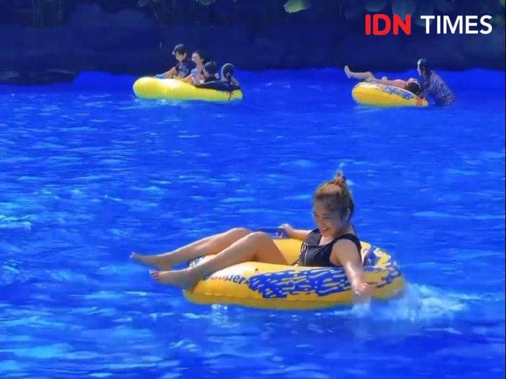 Wisatawan lokal yang memanfaatkan sumber mata air di owabong, Rabu (29/5/2024).(IDN Times/Tangkapan layar)