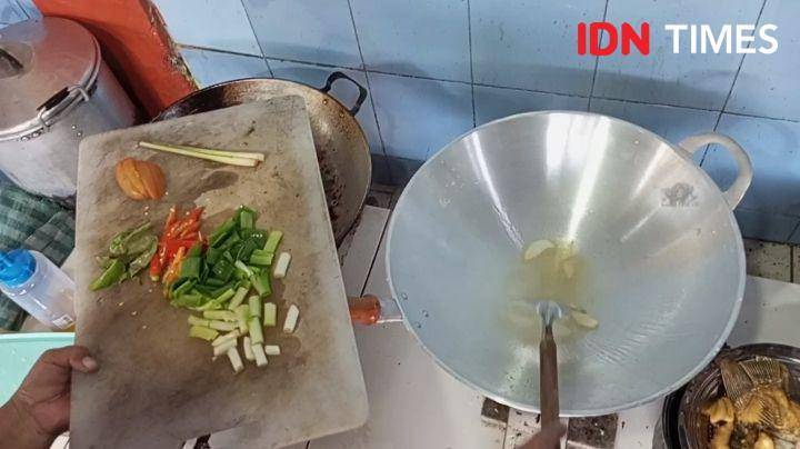 Beberapa bumbu tradisional seperti cabe, daun bawang dan lainnya saat akan dipadukan. (IDN Times/Cokie Sutrisno)