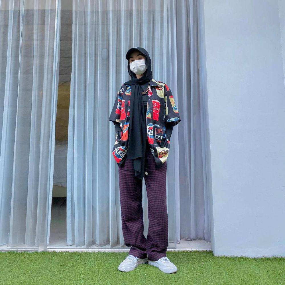 inspirasi style y2k hijab ala Nola Clara (instagram.com/nolaclr.a)
