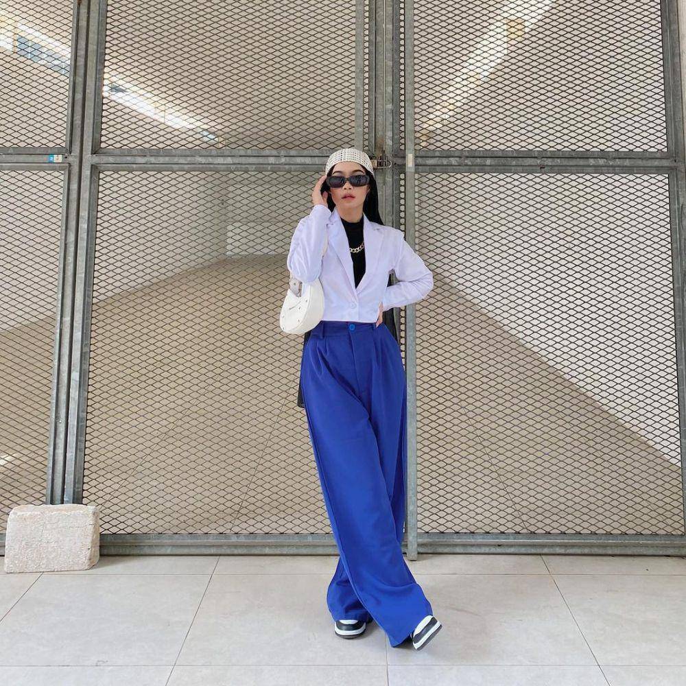 inspirasi style y2k hijab ala Nola Clara (instagram.com/nolaclr.a)
