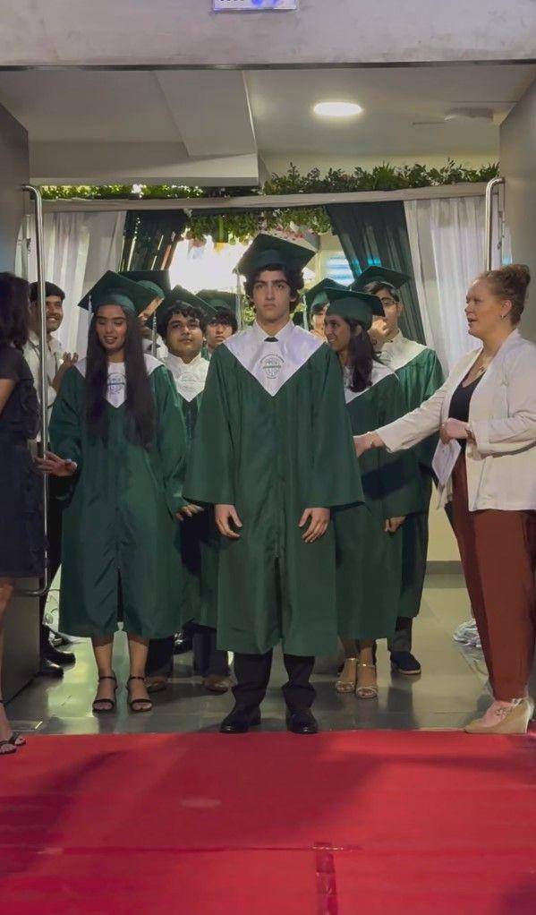 potret wisuda anak Hrithik Roshan (instagram.com/suzkr)