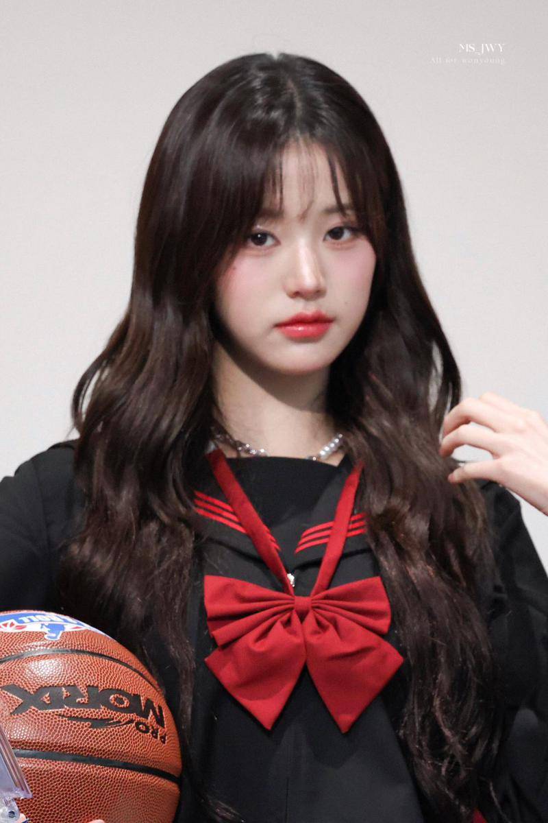 potret Wonyoung IVE cosplay jadi Haruko Akagi 'Slam Dunk' (twitter.com/ms_jwy)
