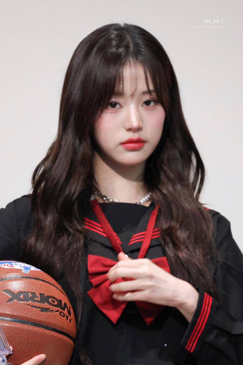 potret Wonyoung IVE cosplay jadi Haruko Akagi 'Slam Dunk' (twitter.com/ms_jwy)