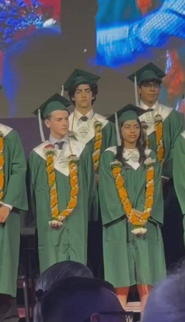 potret wisuda anak Hrithik Roshan (instagram.com/suzkr)