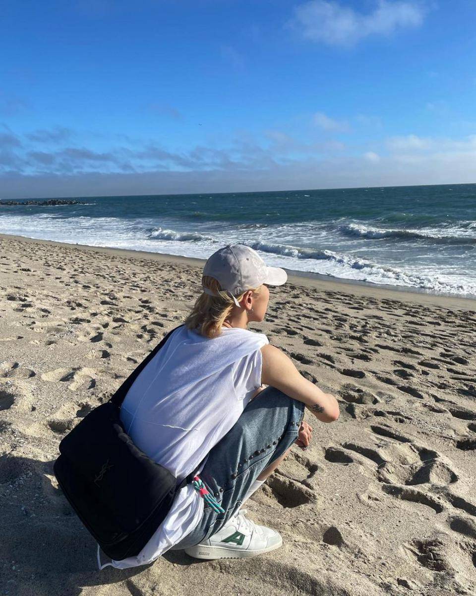 ide OOTD ke pantai untuk pria ala member WayV (instagram.com/tenlee_1001)